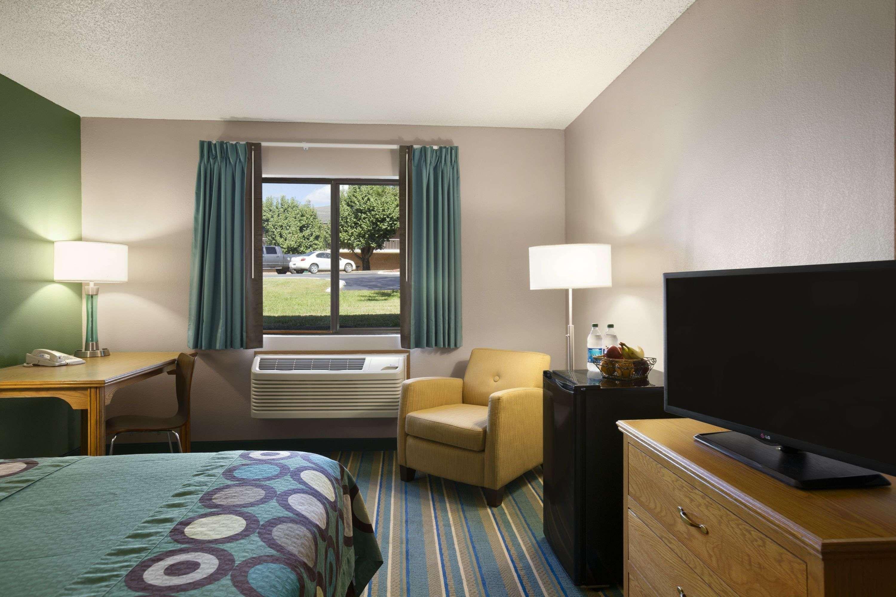 Super 8 By Wyndham Batesville מראה חיצוני תמונה